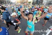 [동아포토]'서울국제마라톤' 마라토너의 봄미소