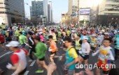 [동아포토]서울국제마로톤, 역대 최고 2만8천명 봄을 달렸다