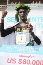 [동아포토]케냐 출신 에루페, 정상의 여유 '서울국제마라톤'