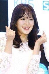 [동아포토]이지수 아나운서 ‘앙증맞은 미니하트~’