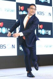 [동아포토]송진우 해설위원 ‘시청률을 쏴라!’