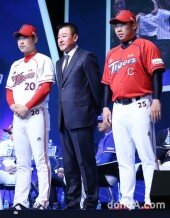 [동아포토]기아 김기태 감독 ‘윤석민-이범호와 참석’