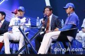 [동아포토]삼성 류중일 감독 ＂개막전 선발은 차우찬 선수＂