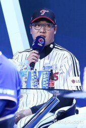 [동아포토]LG 류제국 우승공약 ＂말 탄 이병규 모습 보여드릴 것＂