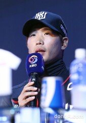 [동아포토]kt 박경수 우승공약 ＂이대형 탈의한 모습 보여드리겠다＂