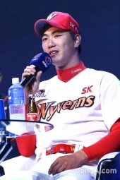 [동아포토]SK 김광현 우승공약 ＂선수 전원 탈의하겠다＂
