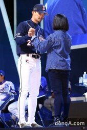 [동아포토]두산 오재원 ‘잘생김을 보여주마!’