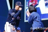 [동아포토]두산 오재원 ‘반갑구만 반가워요!’
