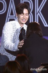 [동아포토]박해진 ‘여중생팬 사랑담아 쓰담쓰담~’