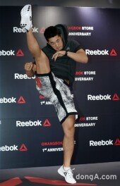 [동아포토]김동현 '하늘을 찌를 듯한 하이킥'