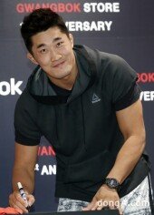 [동아포토]김동현 '사인 좀 할게요~'