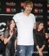 [동아포토]최홍만, 골리앗 파이터 미소.. 로드걸 효과