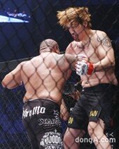 [동아포토]최홍만 '마이티 모 주먹에 헉!'