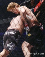 [동아포토]최홍만 '내가 밀릴 줄 몰랐네'