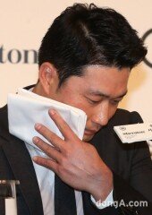 [동아포토]오승환, 닦고 또 닦고.. 땀나는 기자회견