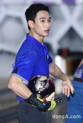 [동아포토]김수현 '영화같은 프로볼러 도전'