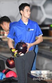 [동아포토]김수현 프로볼러 도전 '긴장되네'