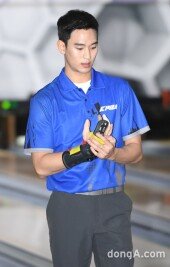 [동아포토]김수현 프로볼러 도전 '팔목 괜찮나?'
