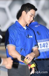 [동아포토]김수현 '프로볼러 진지한 도전'