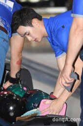 [동아포토]김수현 '공아~ 잘 굴러가다오~'