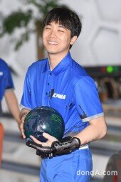 [동아포토]이홍기 '볼링 좋아~'