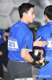 [동아포토]김수현 프로볼러 도전 '꼼꼼한 체크'