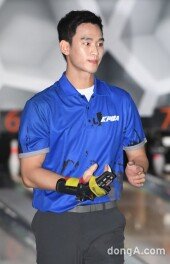 [동아포토]김수현 '볼링의 기본은 자세!'