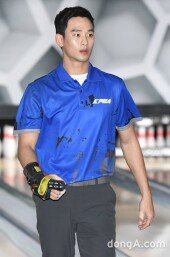 [동아포토]김수현 '볼링장에서도 화보같은 비주얼'