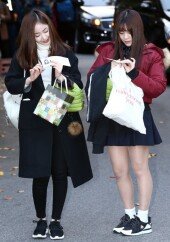 [동아포토]여자친구 신비-엄지 '수험표 사진이 신경쓰이네~'