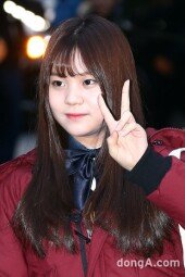 [동아포토]여자친구 엄지 '수능 잘 볼게요~'