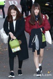 [동아포토]여자친구 신비-엄지 '멤버들이 준비한 도시락들고 수험장으로'