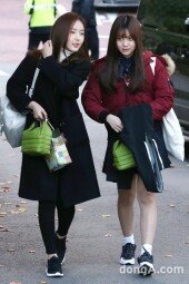 [동아포토]여자친구 신비-엄지 '수능 좀 긴장되네?'