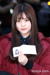 [동아포토]여자친구 엄지 '수험표를 공개합니다~'