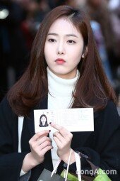 [동아포토]여자친구 신비-엄지 '수험표에도 미모인증'