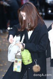 [동아포토]여자친구 신비 '수험표를 주섬주섬~'