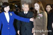 [동아포토]김연아 '쏟아지는 관심에 긴장한 표정'