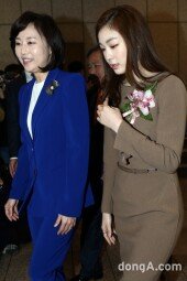 [동아포토]김연아 '조윤선 장관과 명예의 전당 헌액식 참석'