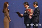 [동아포토]김연아 '자랑스런 스포츠영웅'