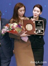 [동아포토]김연아 '상패가 무겁네요~'
