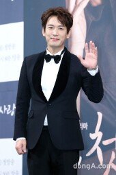 [동아포토]박정철 '젠틀한 손인사'