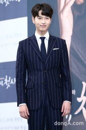 [동아포토]윤채성 '시선 끄는 훈훈함'