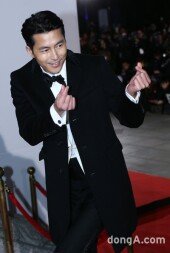 [동아포토]정우성 '하트가 하나도 아닌 두개~'