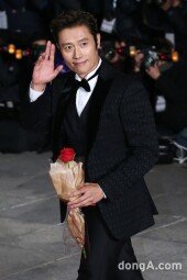 [동아포토]이병헌 '월드스타의 손인사'