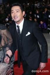 [동아포토]하정우 '여심 낚는 어부는 오늘도 만선'