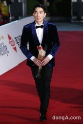 [동아포토]엄태구 '떨리는 발걸음'