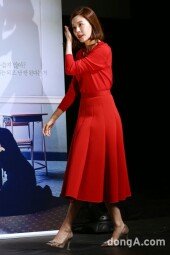 [동아포토]김하늘 '빨간옷을 입은 여교사'
