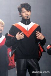 [동아포토]세븐틴 준 '어때요?'