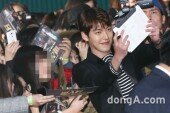 [동아포토]김우빈 '팬들을 위한 셀카요정'