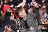 [동아포토]이병헌 '셀카 마스터하는 미소'