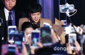 [동아포토]강동원 '팬들에게 달려들 기세'
